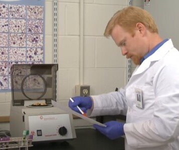 Клиника лечения наркозависимости в Краснослободске Врач в кабинете клиники